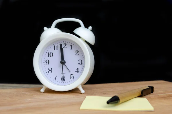 Reloj Despertador Blanco Está Parado Una Mesa Madera Con Una —  Fotos de Stock