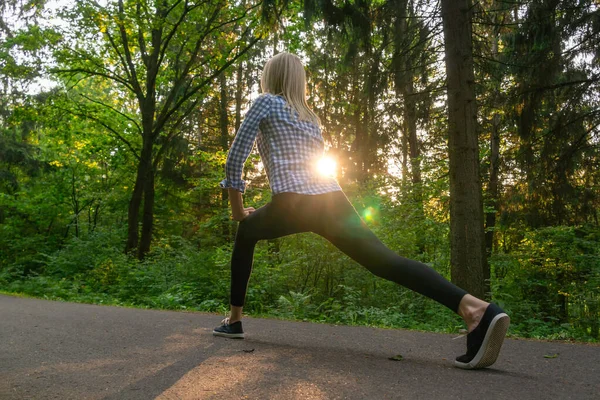 Joven Hermosa Mujer Rubia Dedica Ejercicios Bosque Atardecer Haciendo Una — Foto de Stock