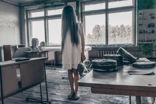 Ragazza Abito Bianco Con Capelli Lunghi Orsacchiotto Tra Mani Trova — Foto Stock