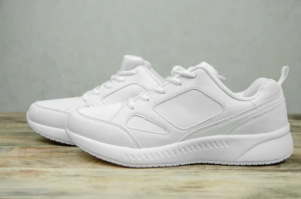 Belle Paire Nouvelles Baskets Blanches Pour Femmes Sur Fond Bois — Photo