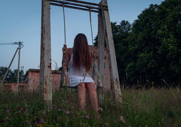 Ragazza Abito Bianco Con Capelli Lunghi Gettati Sul Viso Oscilla — Foto Stock