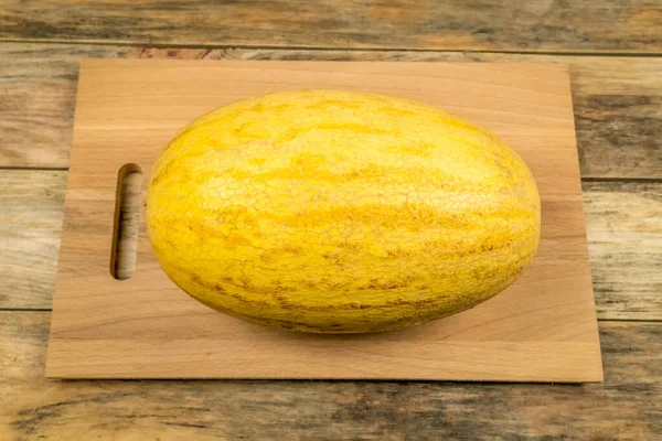 Large Ripe Yellow Melon Wooden Board Table — Stock Photo, Image