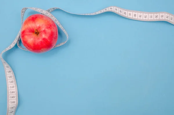 红色苹果 白色厘米 蓝色背景 有复制空间 健康饮食 卡路里计数和体重减轻的概念 — 图库照片