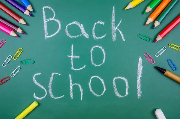 Tahtaya tebeşirle yazılmış. Okula dönerken ataç, tebeşir, kalem, kurşun kalem ve üst görünümün yanında. Güzel, parlak, eğlenceli okul geçmişi.