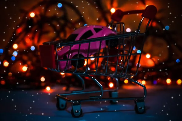 莫吉廖夫 白俄罗斯 2020年9月10日 在圣诞灯火的背景下 白色的小粉色轿车在购物车的特写下 漂亮的圣诞背景礼品店概念 — 图库照片