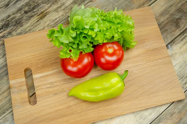 Frisches Saftiges Gemüse Paprika Tomaten Gurken Salatblätter Mit Wassertropfen Sind — Stockfoto