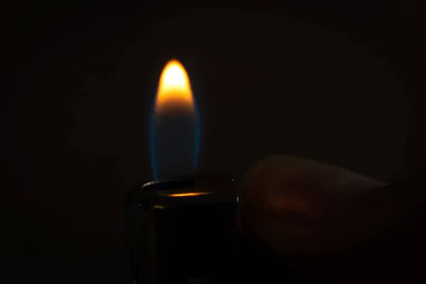Kézen Fogva Egy Égő Öngyújtót Sötétben Makró Fényképen Háttér Tűzzel — Stock Fotó