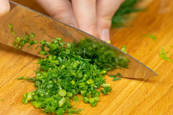 Las Manos Las Mujeres Cortan Eneldo Verde Con Cuchillo Tablero — Foto de Stock