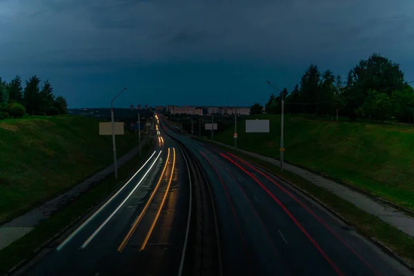 日没時に街の路上での交通の長い露出 — ストック写真