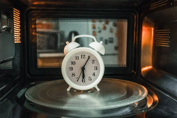 Relógio Alarme Branco Para Manhã Está Dentro Microondas Foto Dentro — Fotografia de Stock