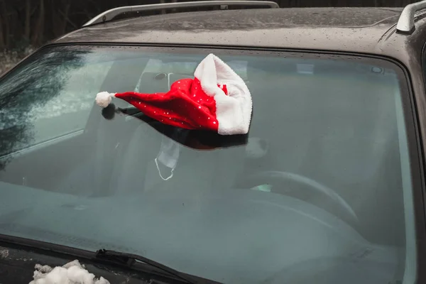 Pára Brisas Carro Está Chapéu Papai Noel Dentro Pendura Uma — Fotografia de Stock