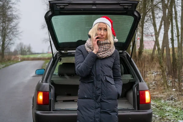 Młoda Blondynka Kapeluszu Świętego Mikołaja Rozmawia Przez Telefon Komórkowy Tle — Zdjęcie stockowe