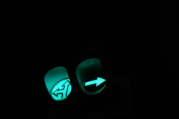 Зелений Рух Світлофора Стрілка Вправо Стрілки Вліво Вправо Темряві Копіювання — стокове фото