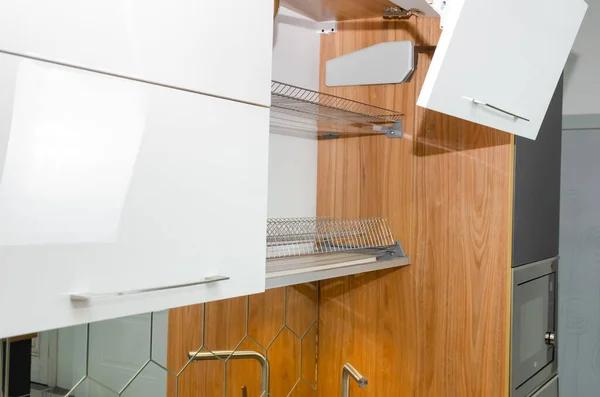 Сучасний Стильний Білий Шафа Сушіння Посуду Дверима Відкриваються Крупним Планом — стокове фото