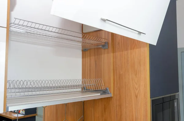 Сучасний Стильний Білий Шафа Сушіння Посуду Дверима Відкриваються Крупним Планом — стокове фото