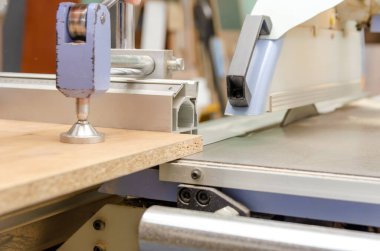 Biçimlendirme makinesi üretim aşamasında. Ahşap işleme makinesi. Dairesel testere