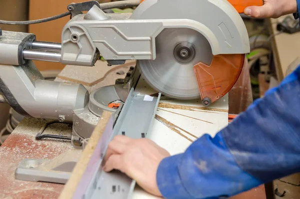 Worker Cuts Part Metal Frame Using Circular Saw Cutting Aluminum — Stock Photo, Image