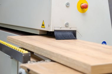 Kenar bantlı bir makinenin tahta parçasının yakın çekimi. Marangoz atölyesinde ahşap işçiliği.