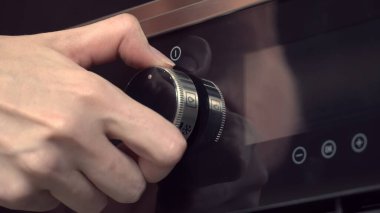 Mutfaktaki fırın elektrikli sobasının elle etkinleştirilmesi