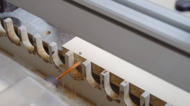 Odun kesmek için otomatik sondaj makinesi. Tahta parçaları için delik açmak. Kapatın. Süreci bir kişi yönetir. Mobilya üretimi.