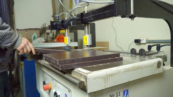锯木用自动钻床 钻几块木头的孔 靠近点一个人管理这个过程 家具生产 — 图库照片
