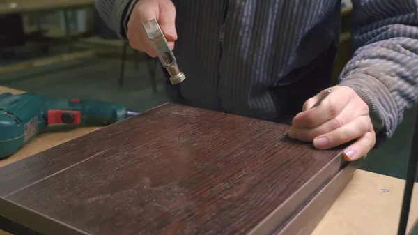 Close Van Een Meester Een Meubelatelier Die Houten Tegels Markeert — Stockfoto