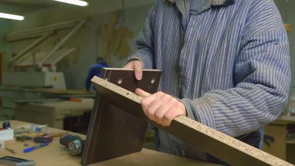 一个家具车间的主人的特写镜头 给木制瓷砖做标记 家具生产 工厂车间 人类的手用螺丝刀拧木制瓷砖 — 图库照片