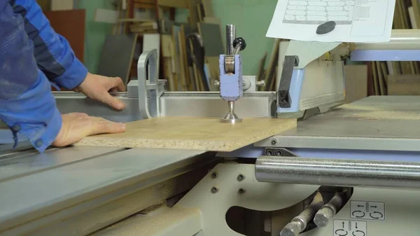 Fábrica Taller Para Fabricación Muebles Industria Maderera Hombre Corta Una —  Fotos de Stock