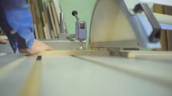 制造家具的工厂或车间 木材业 一个人在格式切割机上切割一块木板 — 图库照片