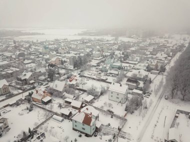 Karlı bir kış gününde köyün insansız hava aracı görüntüsü.