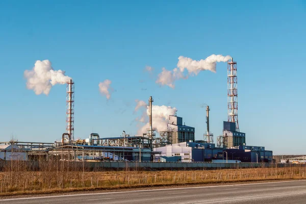 Tuberías Con Enormes Nubes Humo Fábrica Contra Cielo Azul Día — Foto de Stock