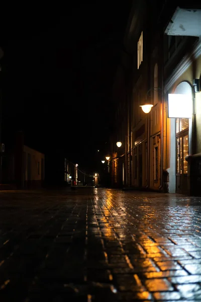 Avond Uitzicht Stad Straat Met Een Bakstenen Weg Bedekt Met — Stockfoto