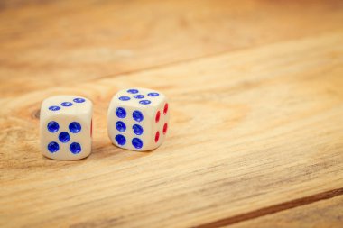 Tahta zemin üzerinde mavi ve kırmızı noktalar ve kopyalama alanı olan zarlar