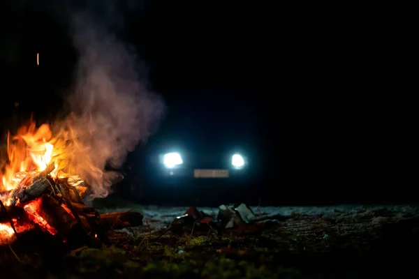 Krásný Jasný Táborák Noci Pozadí Auto Rozsvícenými Světly Kopírovat Prostor — Stock fotografie