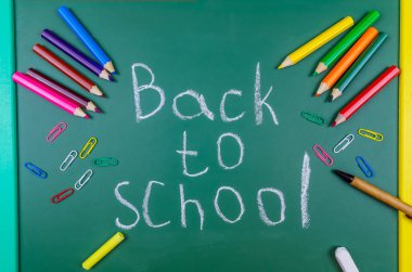 Tahtaya tebeşirle yazılmış. Okula dönerken ataç, tebeşir, kalem, kurşun kalem ve üst görünümün yanında. Güzel, parlak, eğlenceli okul geçmişi.