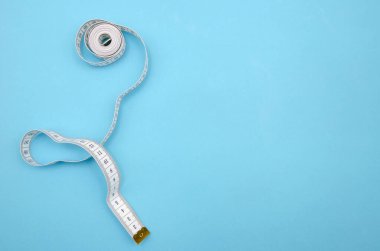 Beyaz mezura, mavi zemin üzerinde santimetre, fotokopi alanı, üst görünüm