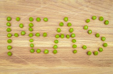 Bezelye kelimesi yeşil bezelye tohumlarıyla yazılmıştır.
