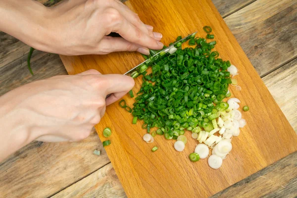 Las Manos Las Mujeres Cortan Cebollas Verdes Con Cuchillo Tablero — Foto de Stock