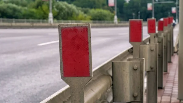 橋の上に車で道路からの障壁警告フェンス — ストック写真