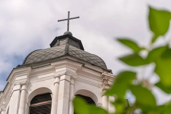 Biały Kościół Krzyżem Niebie Chmurami Górze — Zdjęcie stockowe