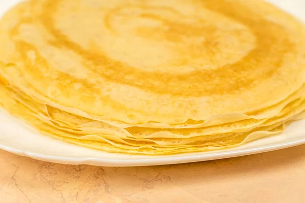 Fertige Rosige Pfannkuchen Liegen Großaufnahme Auf Einem Weißen Teller — Stockfoto