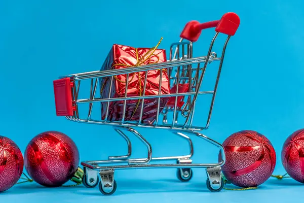 Carrello Della Spesa Con Una Scatola Regalo All Interno Uno — Foto Stock