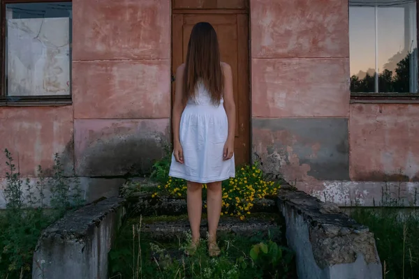 Ragazza Abito Bianco Con Lunghi Capelli Scuri Gettati Sul Viso — Foto Stock