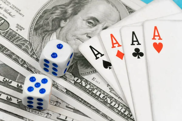 美元钞票上放了四个A 扑克的概念 — 图库照片