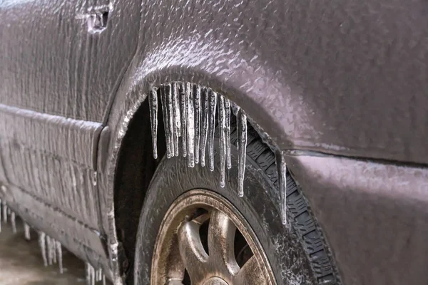 Close Corpo Carro Gelado Com Icicles Sobre Roda Close — Fotografia de Stock