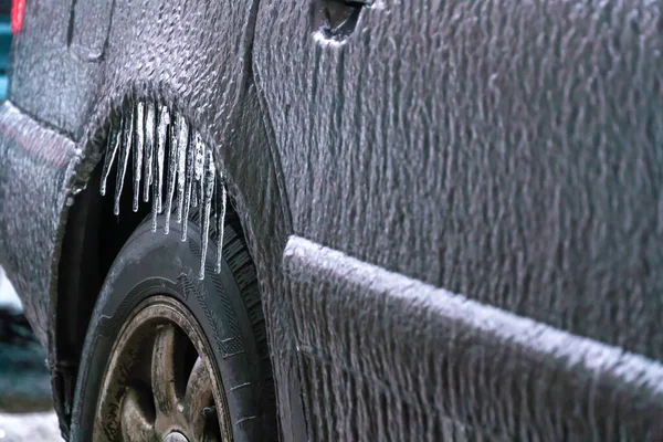 Primer Plano Una Carrocería Coche Helada Con Carámbanos Sobre Rueda — Foto de Stock