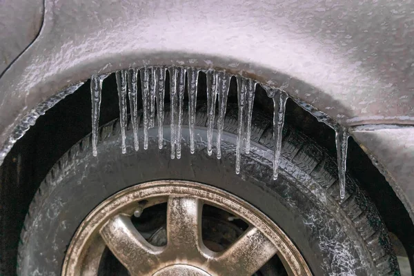 Buzlu Araba Gövdesine Yakın Çekim Tekerleğin Üzerinde Buz Saçakları Var — Stok fotoğraf