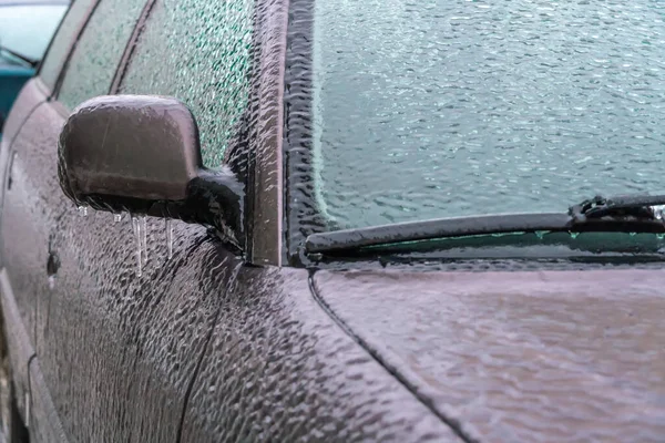Buzlu Araba Dikiz Aynası Cam Buzlu Araba Buzlu Yakın Plan — Stok fotoğraf