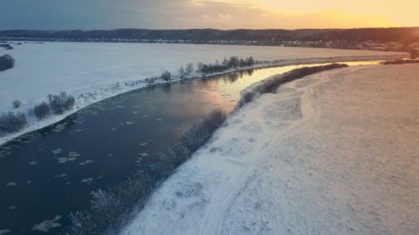 Increíble Paisaje Invierno Con Amanecer Rojo Dron Vuela Sobre Río — Vídeos de Stock