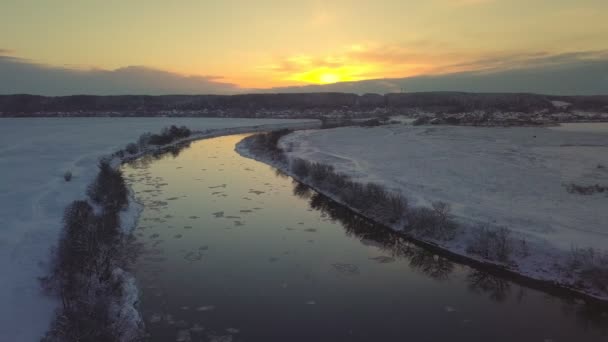 Incredibile Paesaggio Invernale Con Alba Rossa Drone Sorvola Fiume Tramonto — Video Stock